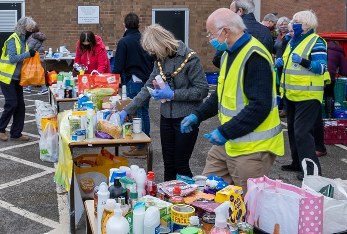 drop and go - Nantwich Mayor, Cllr Pam Kirkham and Food Festival Volunteers sorting donations (1)