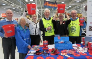 Nantwich Sainsbury’s collects £9,500 in Poppy Appeal
