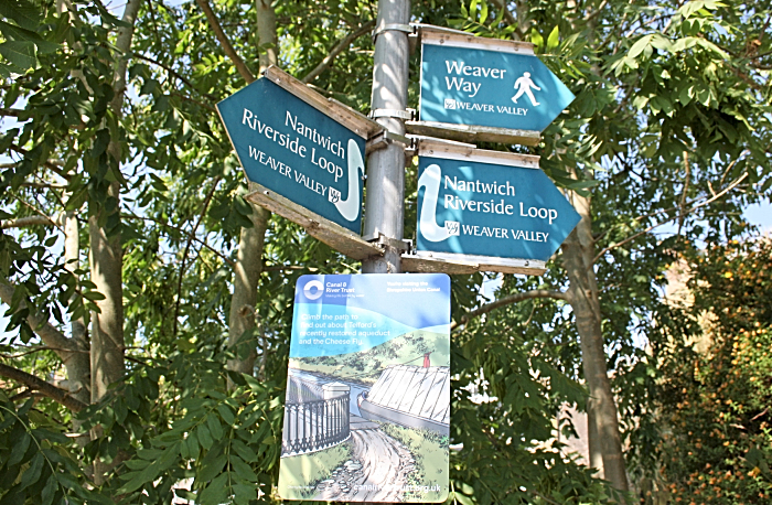 Canal - Nantwich sign and signposts (1)