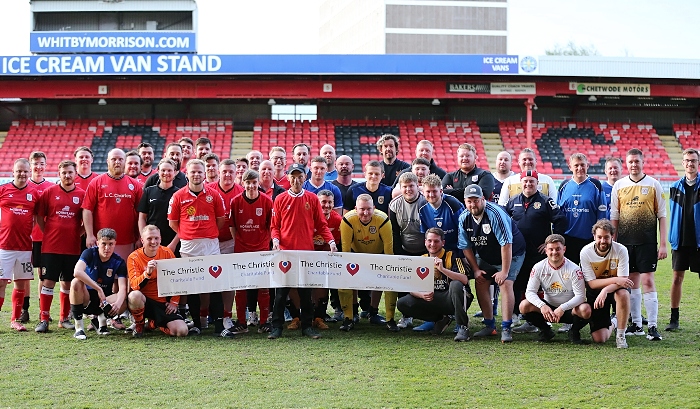 Après-match - organisateur de l'événement Andrew Scoffin (au centre) avec tous les joueurs et officiels de match (1)