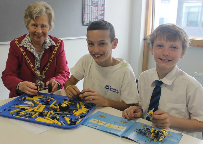 Primary College 2015, Mayor with pupils in lego session