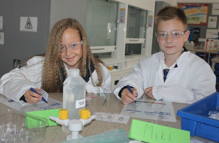 Primary College 2015, pupils in the lab