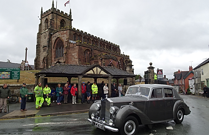 Rolls-Royce Silver Dawn in the parade passes St James Church (1)