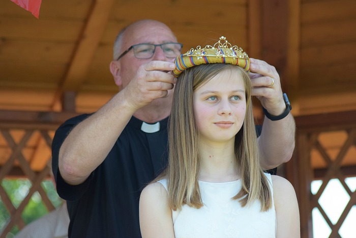 Fete - St Marys Wistaston Rector Mike Turnbull crowns this years Rose Queen Jessica Doano