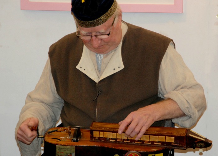 The Hurdy-Gurdy in action