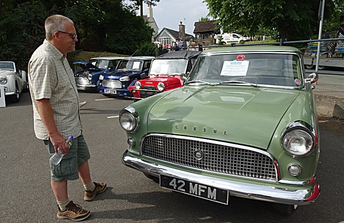 Visitor Mark Ray admires a Ford Consul at The Red Lion (1)