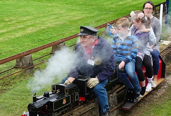 model engineering - visitors-enjoy-their-miniature-gauge-steam-train-ride-2