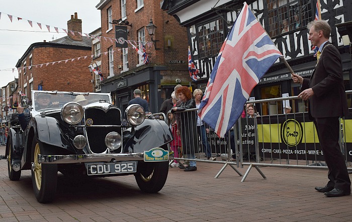 Weaver Wander 2016 - Nantwich Mayor Councillor Andrew Martin flags off a classic car (1)