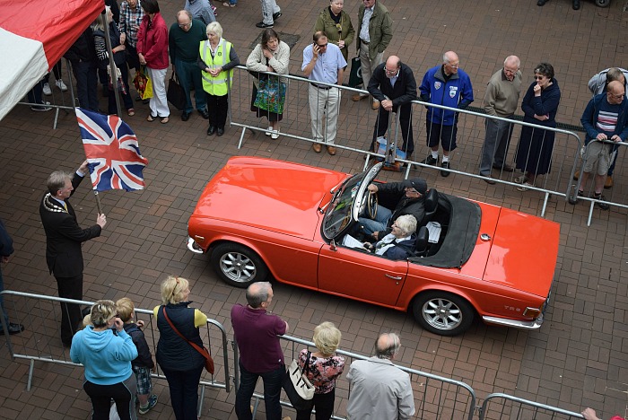 'Weaver Wander' 2016 - Nantwich Mayor Councillor Andrew Martin flags off a classic car (2)