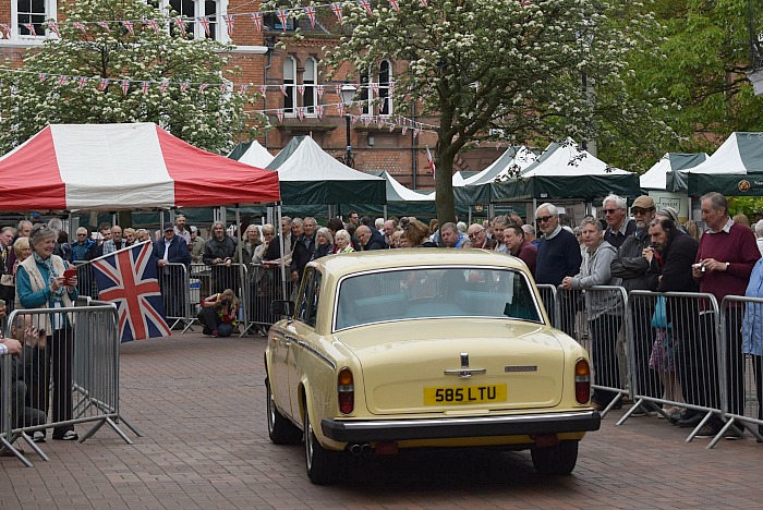 'Weaver Wander' 2016 - a Rolls-Royce rolls to the start line