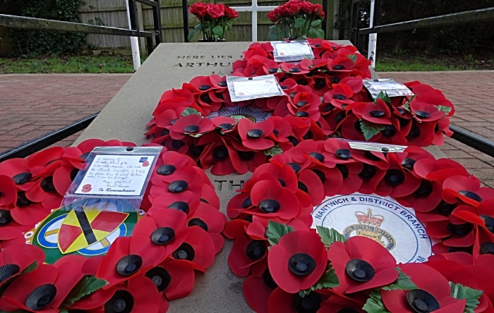 Wreaths on grave of First Lieutenant Arthur Leslie Brown USAAF (1)