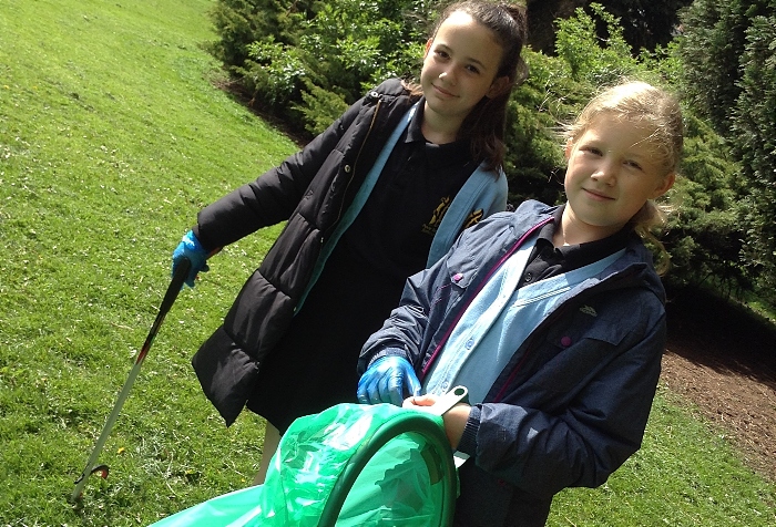 litter pick - Year 5 Pear Tree Pupils getting stuck into Litterpicking at Pear Tree (1)