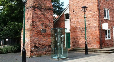 millennium clock in cocoa yard, nantwich (pic by Espresso Addict, under creative commons)