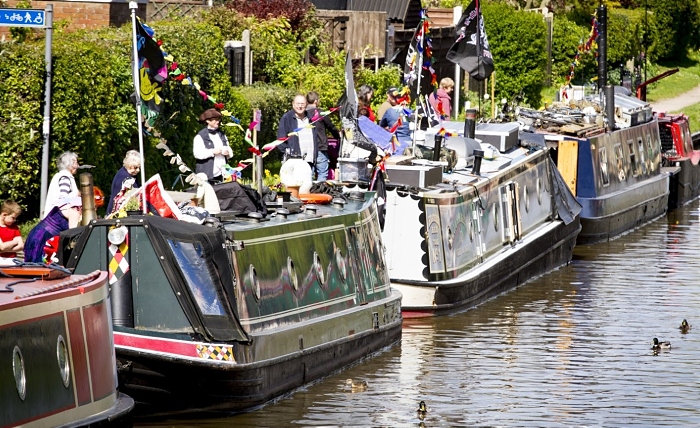 roving traders - floating market