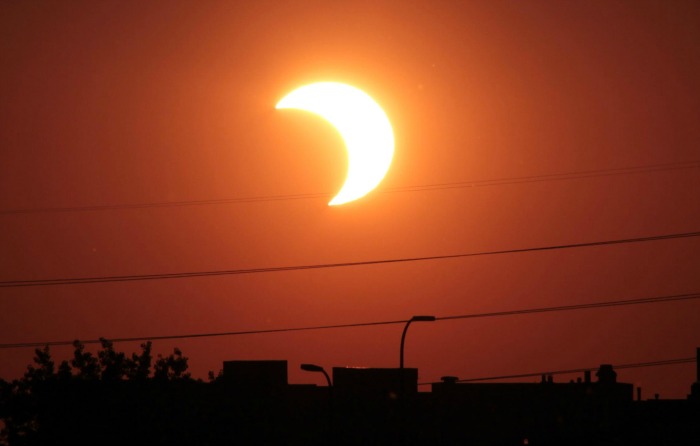 solar eclipse, pic under creative commons by Tomruen