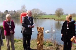 New signs and sculpture unveiled to Nantwich Lake users